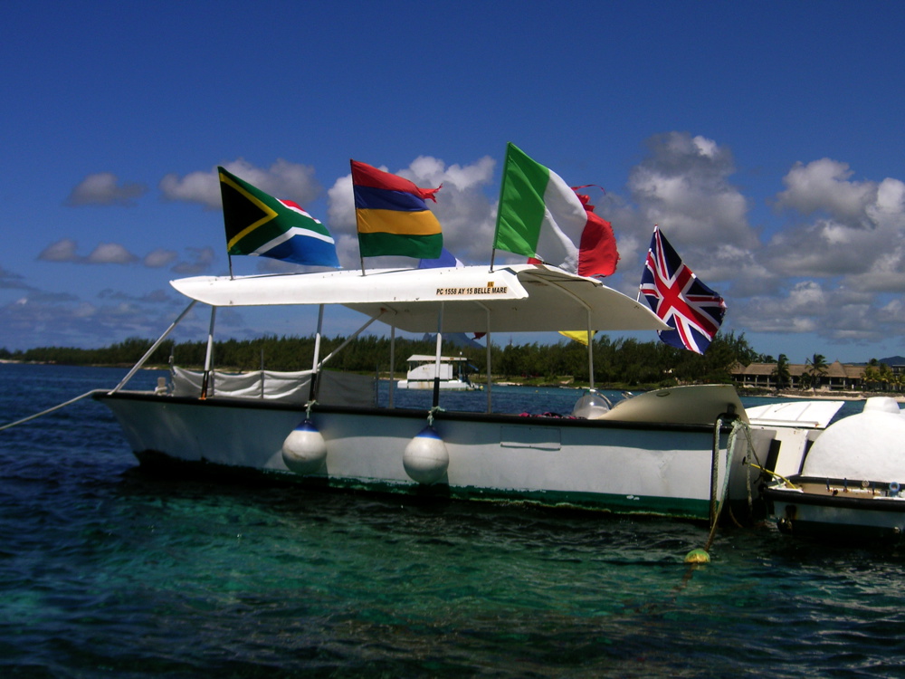 The floating station (notice the flags: perfect!)