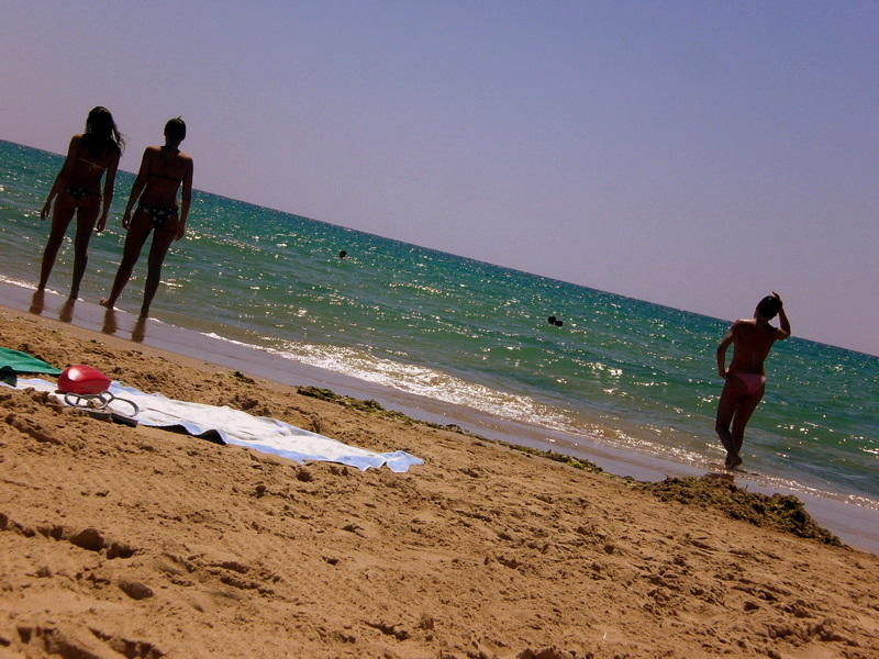 (Sicily) girls on the beach