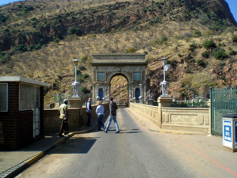Entrance to the Hartbeespoort Dam